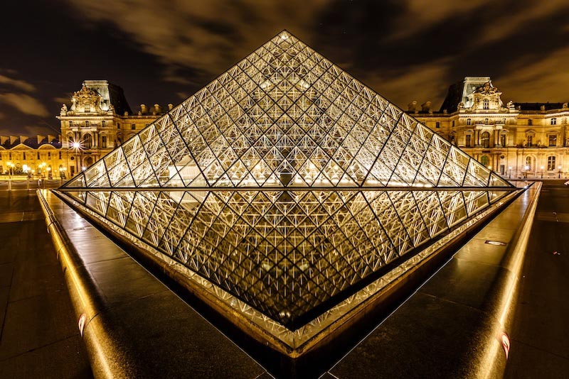 Pyramide du Louvre à Paris wallpaper mural