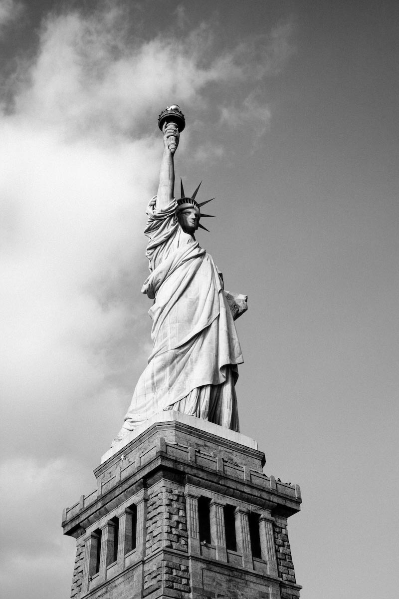 Statue de la Liberté en Noir et Blanc wallpaper mural